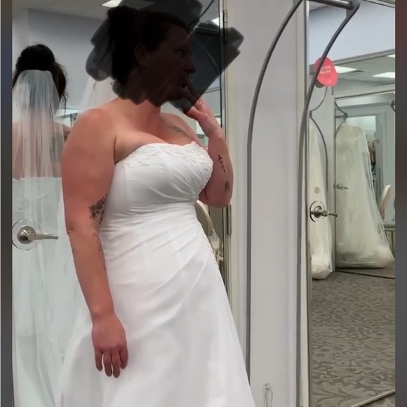 Brand new David’s bridal wedding dress. Only ever tried on once. Size 16 - Picture 2 of 4